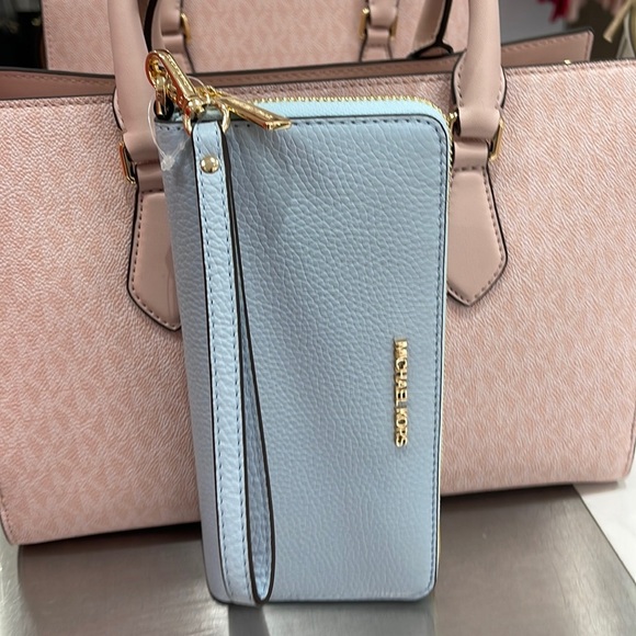 Michael Kors Handbags - MICHAEL KORS LARGE TRAVEL CONTINENTAL WRISTLET WALLET PHONEHOLDER
Vista Blue
